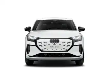 Das Bild zeigt einen weißen AUDI Q4 SPORTBACK E-TRON aus der Frontalansicht. Es enthält markante Texteinblendungen.