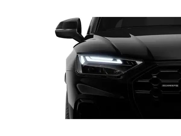 Das Bild zeigt die Frontansicht eines schwarzen AUDI Q5.