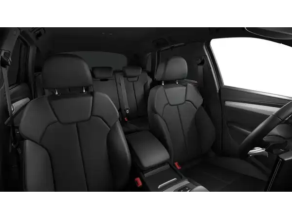 Das Bild zeigt die Innenansicht eines AUDI Q5 mit schwarzen Sitzen.