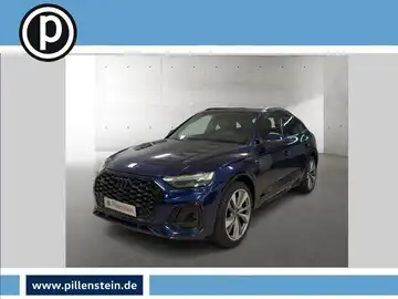 Das Bild zeigt einen blauen AUDI Q5 aus der Frontansicht. Im oberen Teil des Bildes ist das Händlerlogo eingeblendet. Es sind auch markante Texteinblendungen zu sehen.