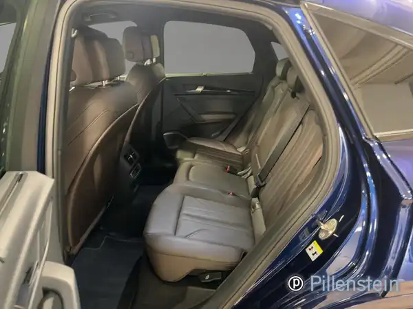 Aufnahme des Innenraums eines blauen AUDI Q5, zeigt die hintere Sitzreihe in beiger Farbe.