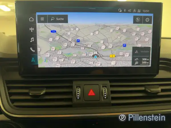 Das Bild zeigt das Innenraumdisplay eines Audi Q5, mit einer Navigationskarte auf dem Bildschirm.