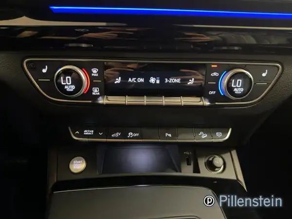 Das Bild zeigt das Innenraumsteuerungspanel eines Audi Q5 mit schwarzem Interieur und einem Händlerlogo.