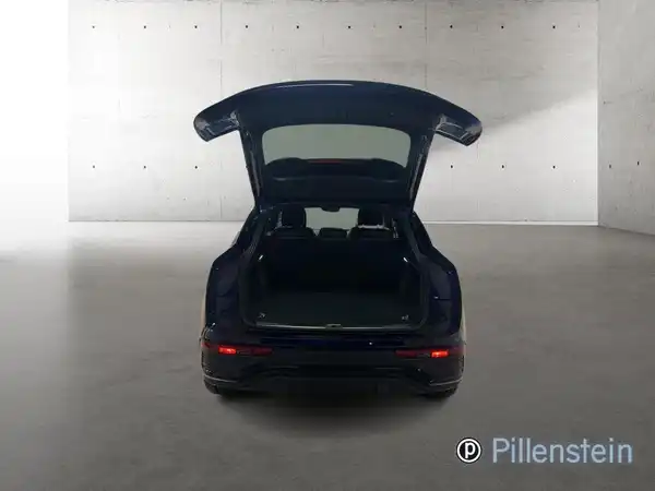 Das Bild zeigt den Rückteil eines schwarzen AUDI Q5 mit offenem Kofferraum, aufgenommen von hinten. Das Händlerinlogo ist zu sehen.