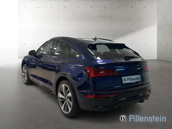 Das Bild zeigt einen blauen AUDI Q5 von hinten aufgenommen, mit dem Händlerlogo 'Pillenstein' gut sichtbar.
