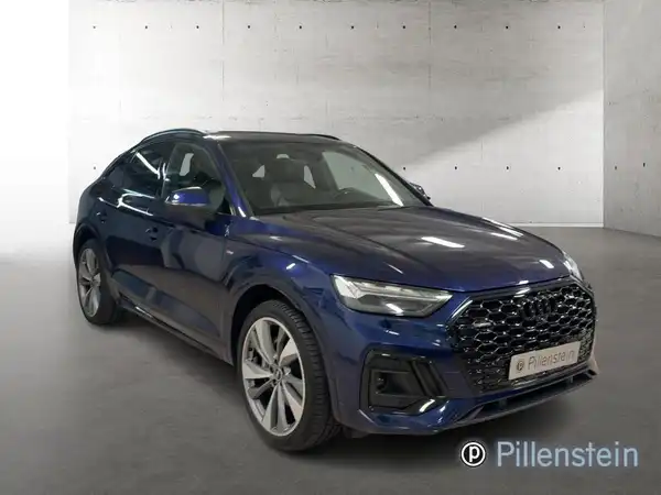 Das Bild zeigt einen blauen AUDI Q5 von der Seite. Es ist ein Fahrzeugbild, das ein Händlerlogo enthält.
