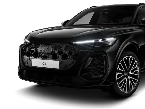 Das Bild zeigt die Frontansicht eines schwarzen AUDI Q5. Es enthält markante Texteinblendungen aber kein Händlerlogo.