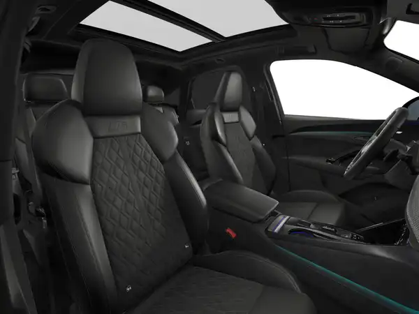 Das Bild zeigt das Innenraum eines AUDI Q5 mit schwarzen Sitzen und einer modernen Innenausstattung.