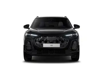 Das Bild zeigt einen schwarzen AUDI Q5 aus frontaler Sicht, versehen mit markanten Texteinblendungen.