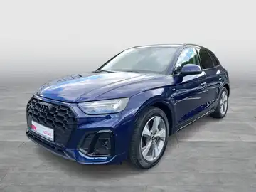 Das Bild zeigt einen blauen AUDI Q5, aufgenommen von der Seite. Es ist ein Fahrzeugbild mit einem Händlerlogo und markanten Texteinblendungen.