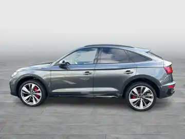 Das Bild zeigt einen grauen AUDI Q5 von der Seite.