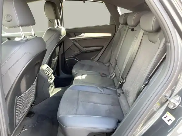 Das Bild zeigt den hinteren Innenraum eines Audi Q5 in schwarzer Farbe mit Ledersitzen.