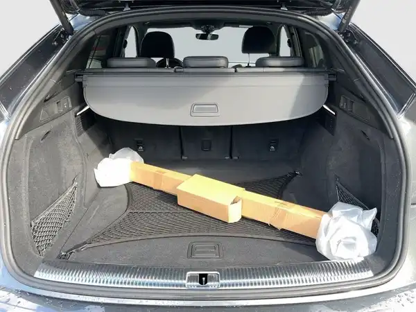 Das Bild zeigt den Kofferraum eines AUDI Q5 von innen. Der Kofferraum ist schwarz und bietet Platz für verschiedene Gegenstände.