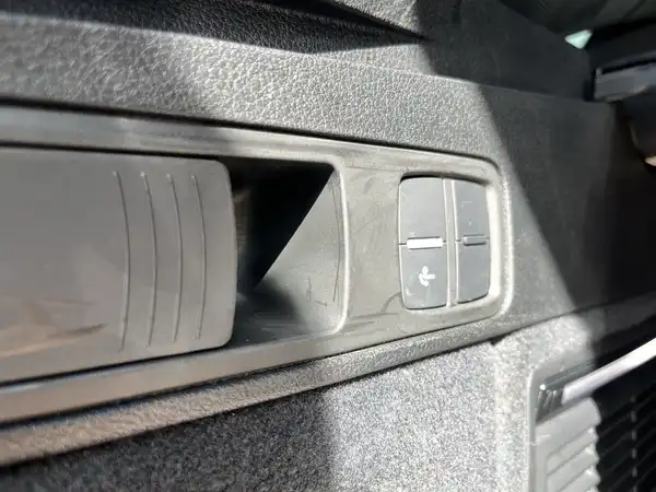 Das Bild zeigt eine Innenaufnahme des Fahrzeugs, mit einem Detailansicht auf den Schalterbereich der Mittelkonsole in schwarz.
