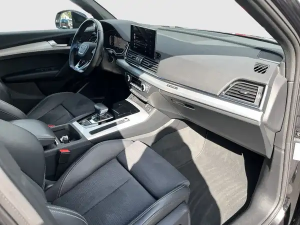 Das Bild zeigt das Innere eines AUDI Q5 mit schwarzer Lederausstattung.