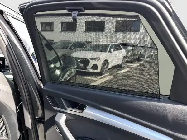 Das Bild zeigt die Innenansicht eines Schwarze Audi Q5 mit einem Sichtschutzfenster auf der Rückseite.