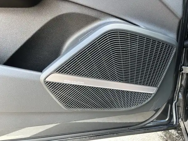Das Bild zeigt das Interieur eines Audi Q5 mit einem schwarzen Lautsprecher an der Tür.