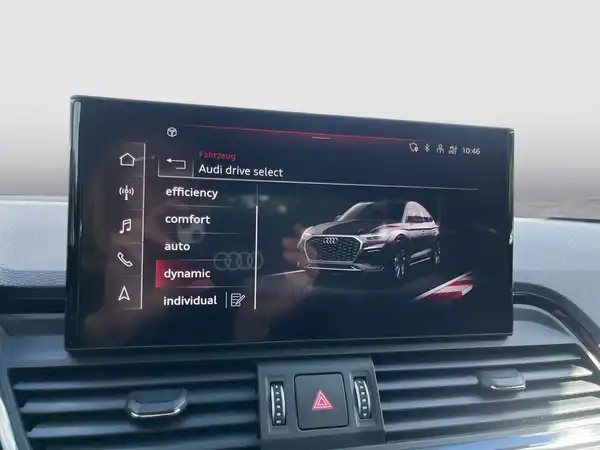 Das Bild zeigt das Innenansicht des Audi Q5 mit einem Bildschirm, der das Audi drive select Menü anzeigt.