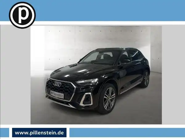 Das Bild zeigt einen schwarzen Audi Q5 von der Seite. Im Bild ist ein Händlerlogo zu sehen und es gibt markante Texteinblendungen.