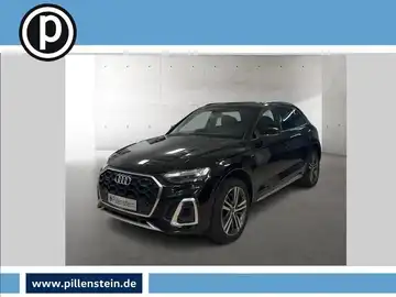 Das Bild zeigt einen schwarzen Audi Q5 von der Seite. Im Bild ist ein Händlerlogo zu sehen und es gibt markante Texteinblendungen.