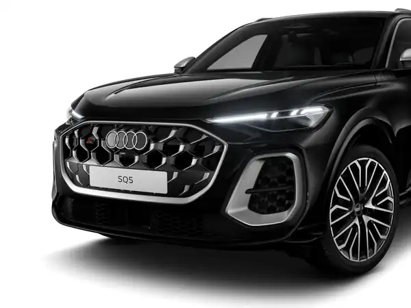 Das Bild zeigt einen AUDI SQ5 in schwarzer Farbe, aufgenommen von vorne. Es enthält markante Texteinblendungen.