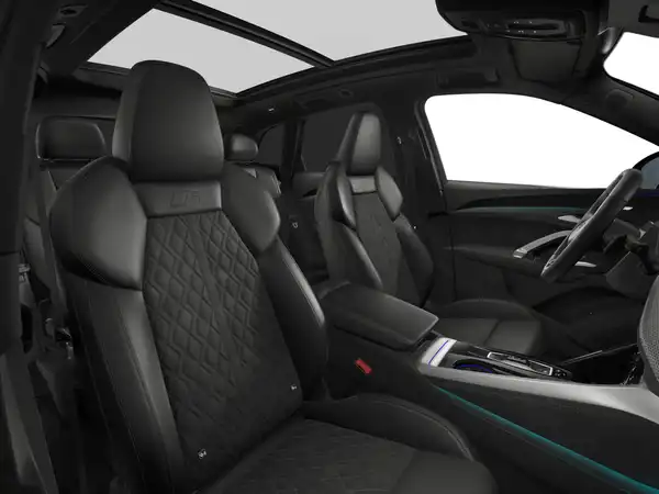 Das Bild zeigt den Innenraum eines Audi SQ5 mit schwarzen Sitzen.