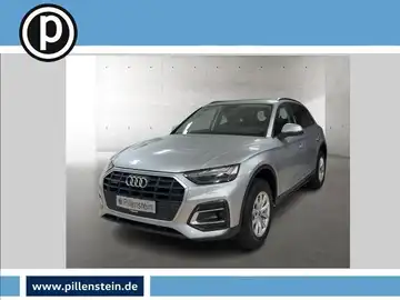 Das Bild zeigt einen silbernen Audi Q5 von vorne. Es handelt sich um ein Fahrzeugbild, das ein Händlersymbol in der oberen linken Ecke und eine Webadresse am unteren Rand enthält.