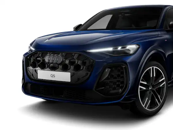 Das Bild zeigt einen blauen AUDI Q5 aus der Frontalansicht. Es sind markante Texteinblendungen sichtbar.