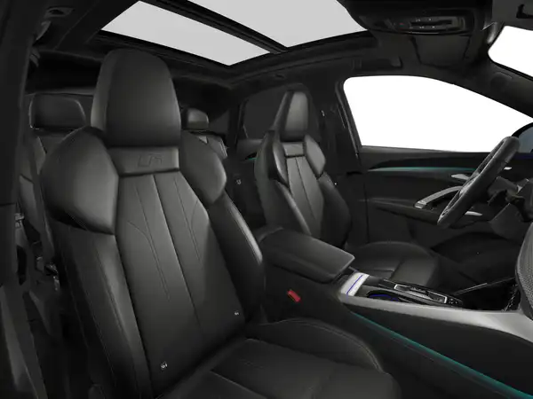 Das Bild zeigt den Innenraum eines AUDI Q5 mit schwarzen Ledersitzen.