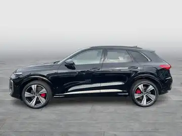 Das Bild zeigt einen schwarzen Audi Q5, aufgenommen von vorne.