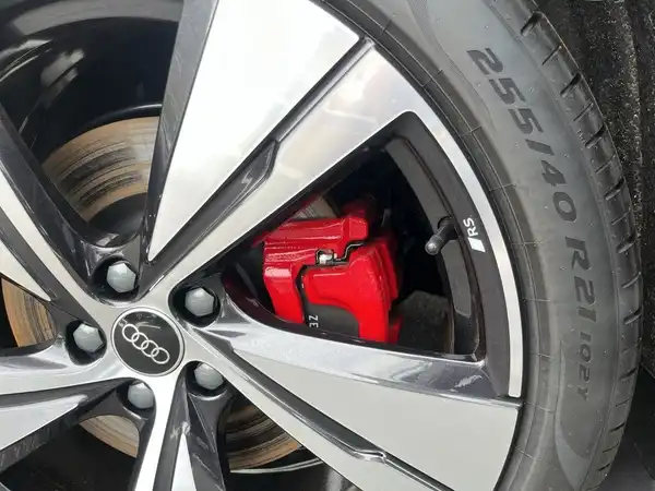 Seitenansicht des Audi-Rades mit den rot lackierten Bremssätteln.