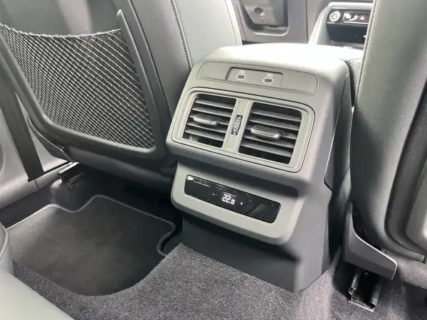 Das Bild zeigt den Innenraum eines AUDI Q5, speziell die Rücksitze mit einem schwarzen Interieur und einer Klimaanlage.