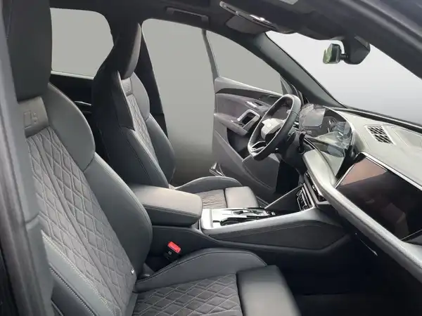 Die Innenaufnahme eines AUDI Q5, das Fahrzeuginnenraum ist in schwarz gehalten.
