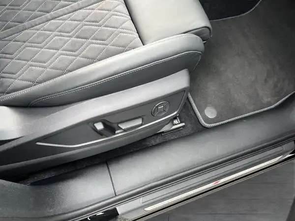 Eine Innenaufnahme des AUDI Q5 mit schwarzem Interieur.