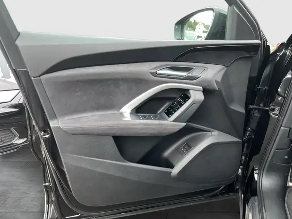 Das Bild zeigt die Innenaufnahme der Türverkleidung eines Audi Q5. Die Farbe ist schwarz mit grauen Akzenten.
