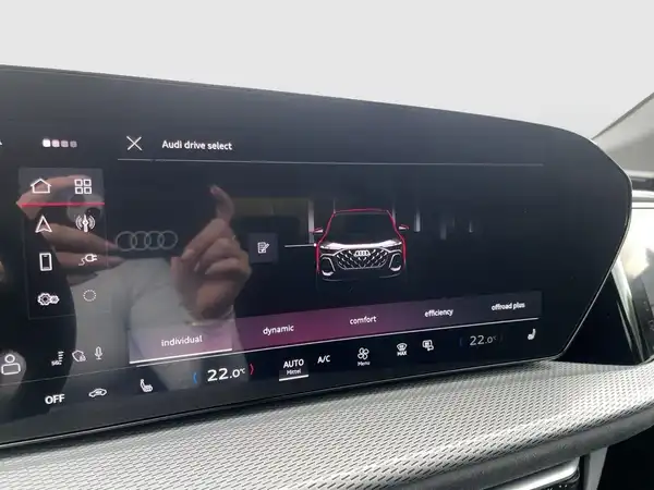 Innenaufnahme des AUDI Q5 mit schwarzem Interieur und digitalen Anzeigen.