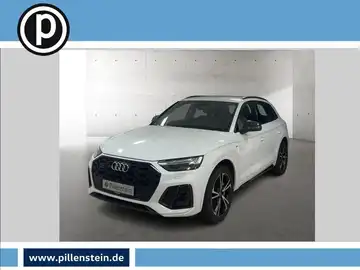 Das Bild zeigt einen weißen Audi Q5 von vorne. Das Händlerlogo ist in der oberen linken Ecke eingeblendet, und es sind markante Texteinblendungen sichtbar.