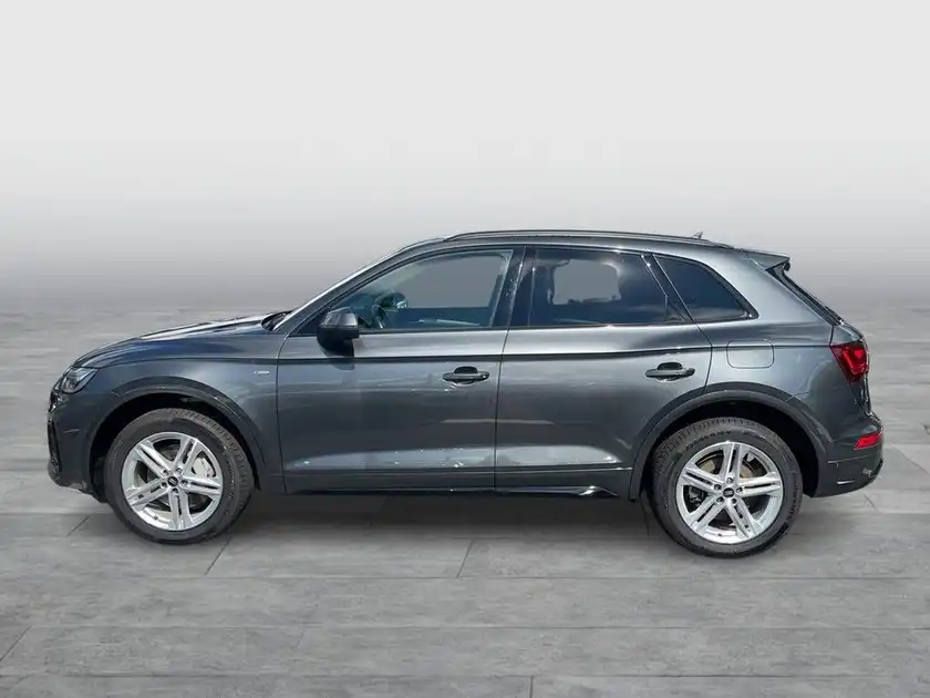 Das Bild zeigt einen grauen Audi Q5 von der Seite, auf einem neutralen Hintergrund.