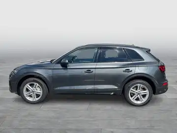 Das Bild zeigt einen grauen Audi Q5 von der Seite, auf einem neutralen Hintergrund.