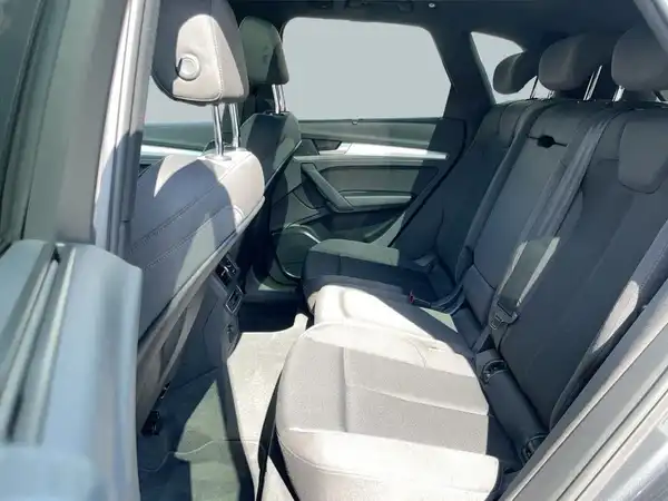 Das Bild zeigt die Innenansicht des Rücksitzbereichs eines AUDI Q5 in grauer Farbe.