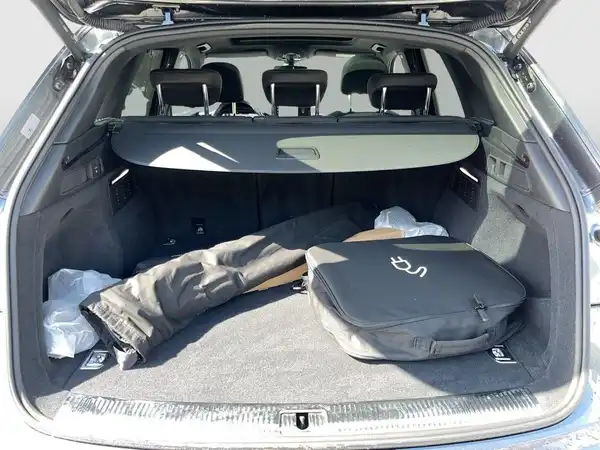 Das Bild zeigt den Kofferraum eines AUDI Q5 aus der Rückansicht. Der Kofferraum ist leer mit einigen Gegenständen und einem Netz im Innenraum.