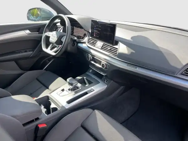 Das Bild zeigt das Innere eines Audi Q5 mit schwarzem Interieur.