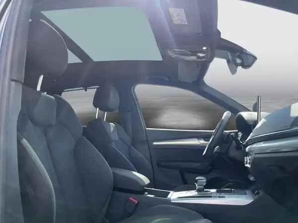 Innensicht eines Audi Q5 mit grauem Interieur.