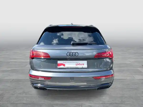 Das Bild zeigt die Rückansicht eines grauen AUDI Q5. Es ist ein Fahrzeugbild, das das Händlerlogo enthält.