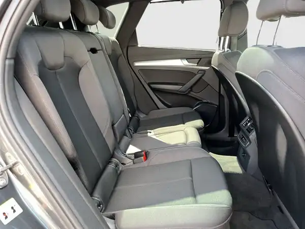 Das Bild zeigt das Innere eines AUDI Q5, aufgenommen von hinten, mit schwarzem Interieur.