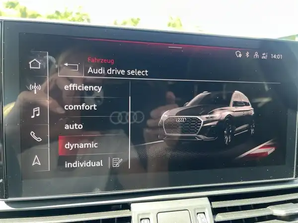 Das Bild zeigt das Innere eines Audi Q5 mit einer Anzeige des Audi drive select Systems. Die Innenfarbe ist schwarz.