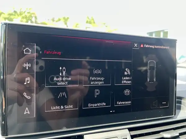 Die Innenaufnahme zeigt das Display des Audi Q5 mit verschiedenen Einstellungen und Optionen in Schwarz.