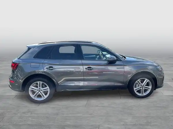 Das Bild zeigt einen grauen AUDI Q5 von der Seite.