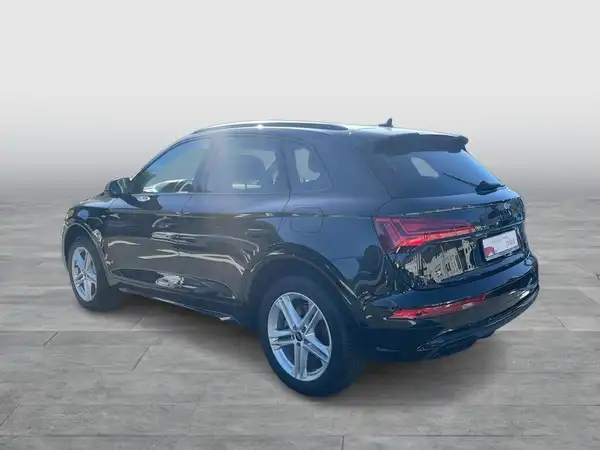Das Bild zeigt einen schwarzen Audi Q5 von der Seite, mit einem Händlerlogo im Bild.