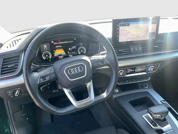 Das Bild zeigt das Innere eines Audi Q5 mit einem schwarzen Interieur.